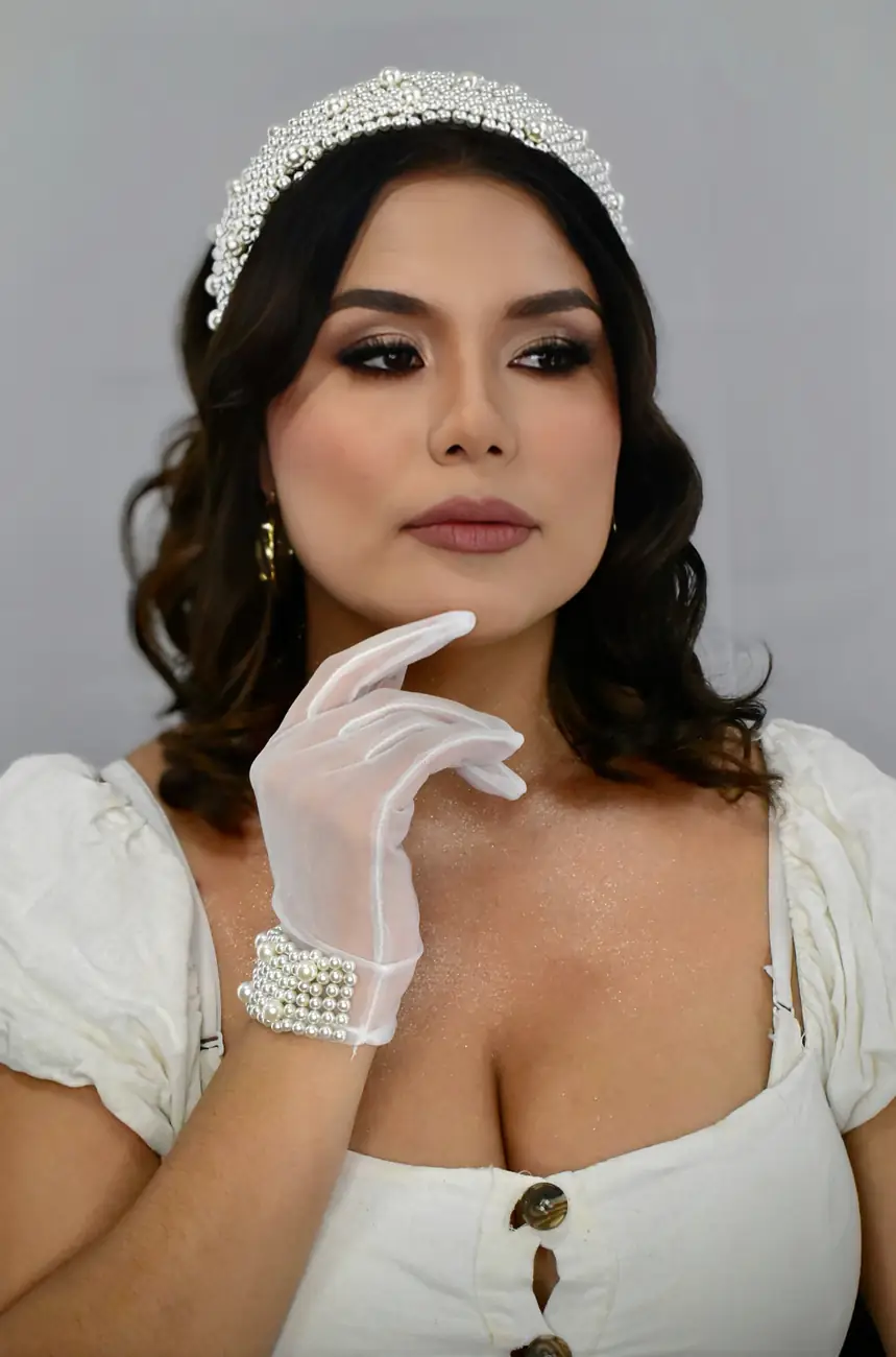 Maquillaje y peinado profesional de novia elegante en Guadalajara por Janeth Segura
