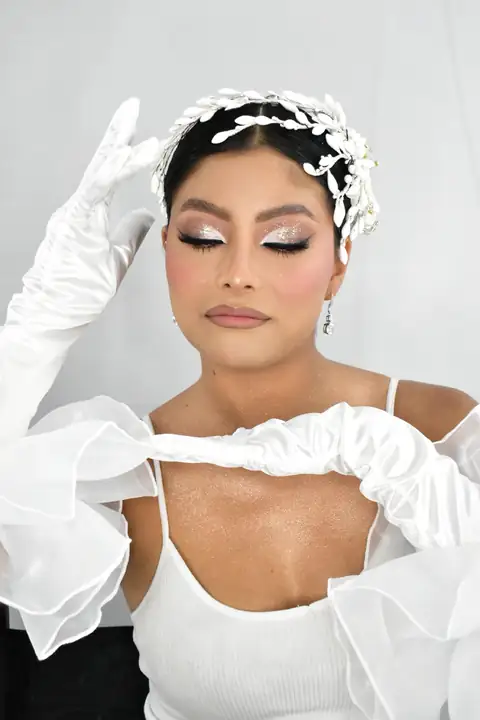 Maquillaje de novia con glitter y peinado profesional en Guadalajara