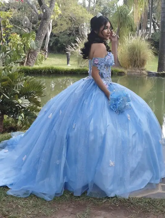 Maquillaje y peinado de quinceañera estilo princesa con vestido azul en Guadalajara