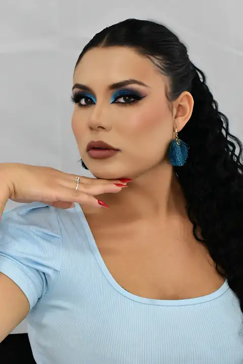 Maquillaje social artístico con sombras azules en Guadalajara