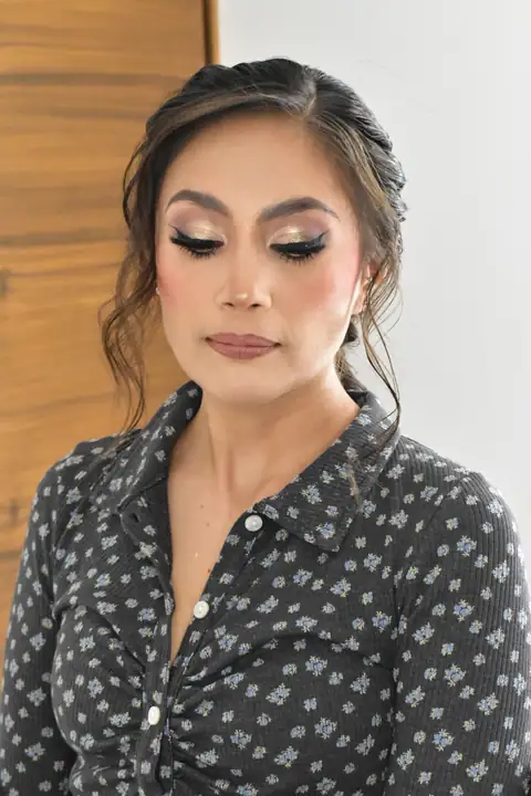Maquillaje social profesional con tonos dorados en Guadalajara