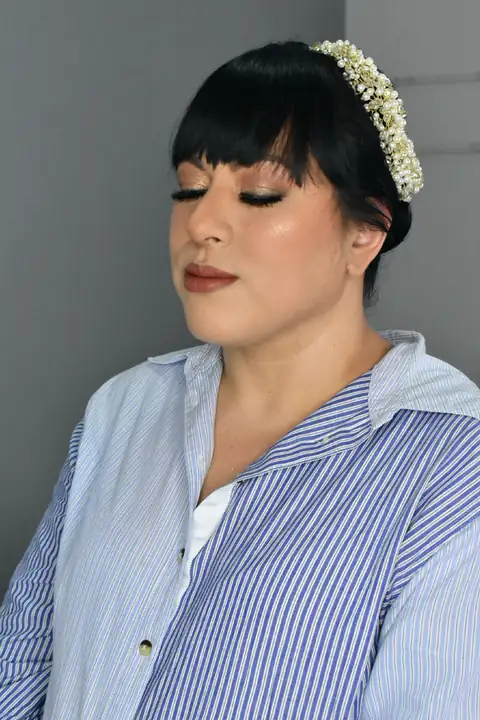 Maquillaje social profesional con diadema de perlas en Guadalajara